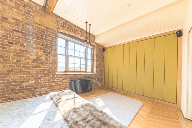 Flat to rent in Mead Close, Belmont Street, London