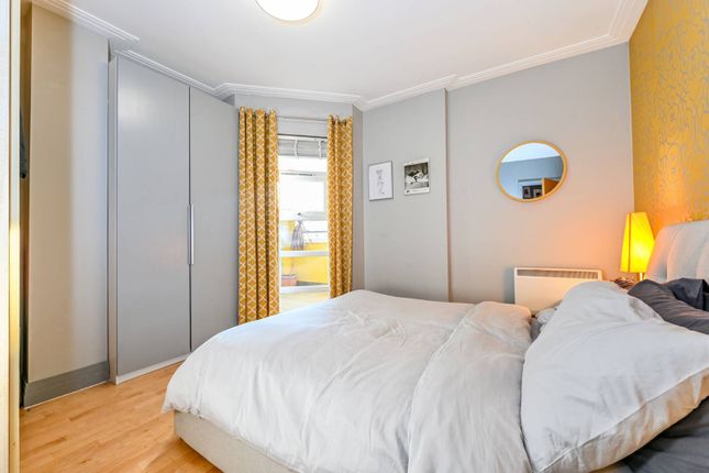2-bed flat on Drayton Park, Arsenal, £650,000