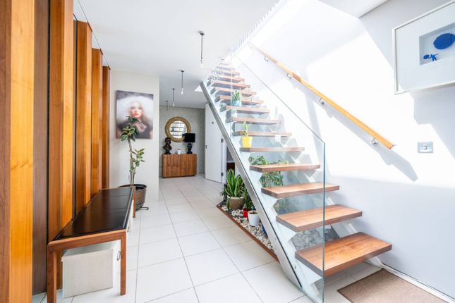 Flat for sale in Green Walk, London Bridge, London