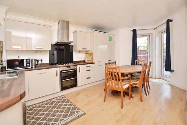 17, Smiles Place, Woking photo 2