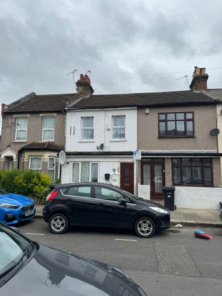 Flat to rent in Buckingham Road, Ilford