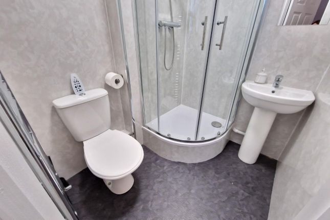 Room 5 Ensuite.Jpg