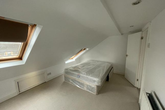 Flat Room 5, 378, Merton Road, London photo 2