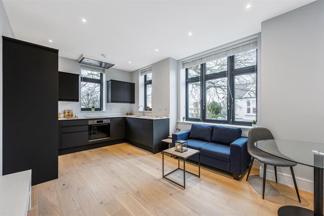 Flat to rent in Julian Avenue, London