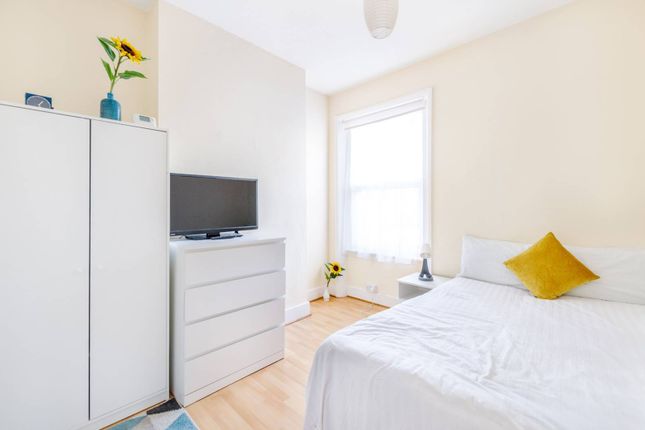 Maisonette to rent in South Ealing Road, Ealing, London