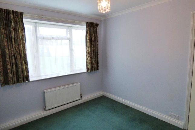 Flat to rent in Selsdon Avenue, Woodley, Reading, Berkshire
