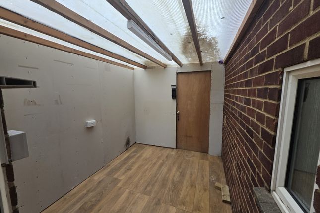23 Portland Crescent, Feltham photo 5
