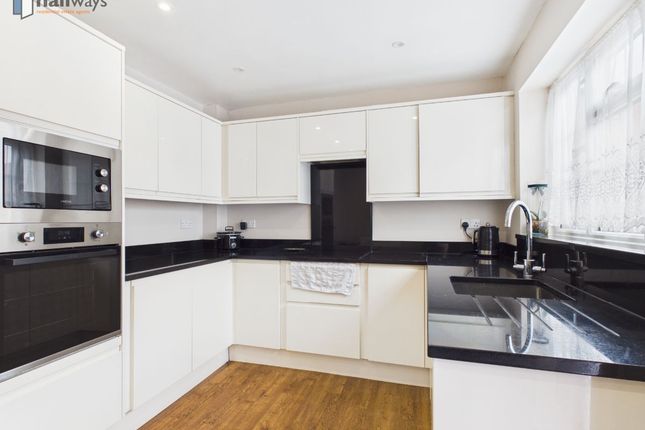 3 Missenden Gardens, Morden photo 4