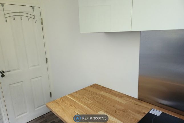 Studio Flat, Billington House Deeley Road, London photo 5