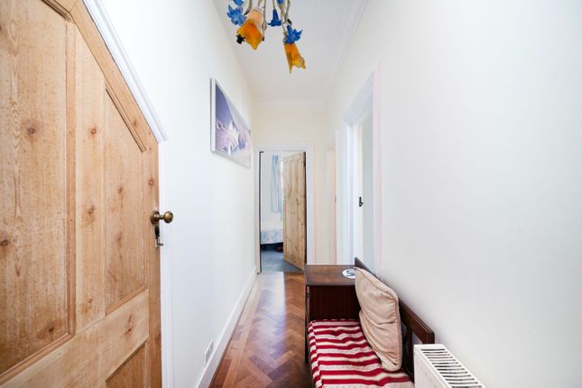 54, Hoop Lane, London photo 4