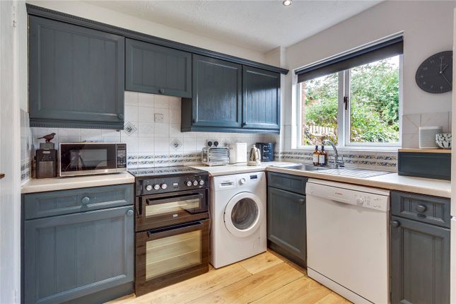 27, Harrison Close, Berkshire photo 4