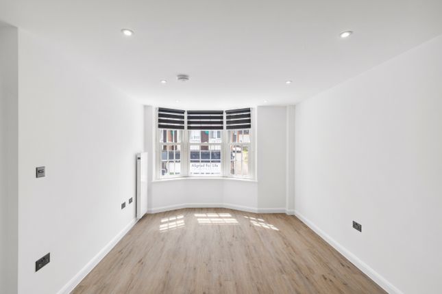 Flat 6, Bridge Street, Leatherhead, Surrey, KT22 8FQ, Leatherhead photo 2