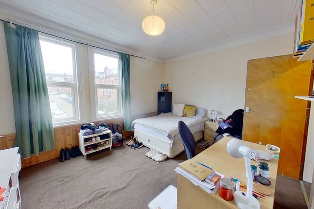 21 Brudenell Grove, Leeds photo 4