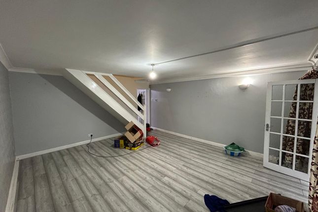 82e Dale Drive, Hayes photo 2