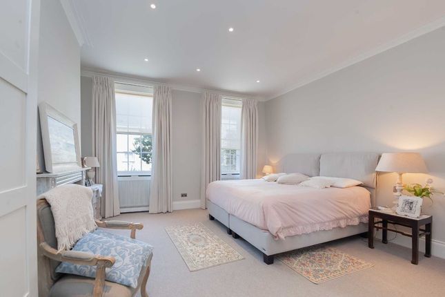 Terraced house to rent in Queensdale Road, London