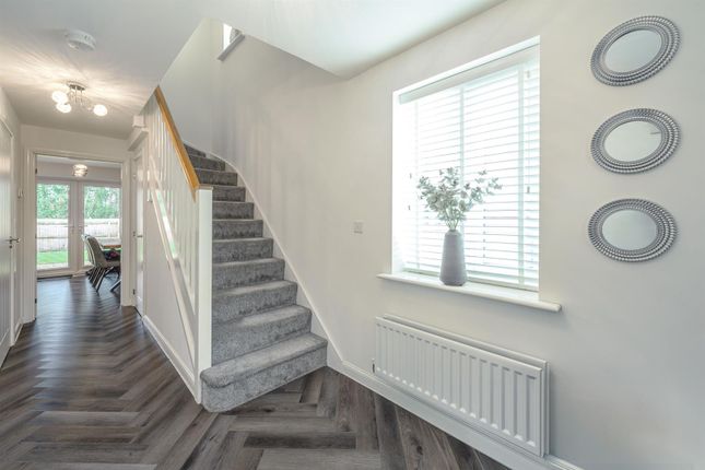 35, Red Oak Drive, Kidderminster photo 2