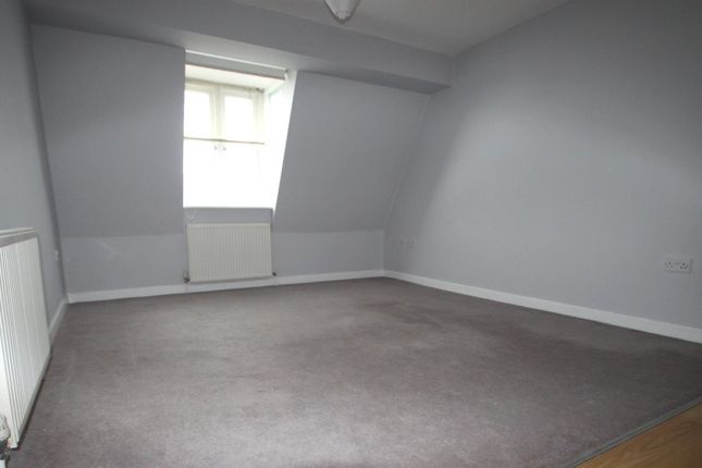 Flat to rent in Walton Road, East Molesey