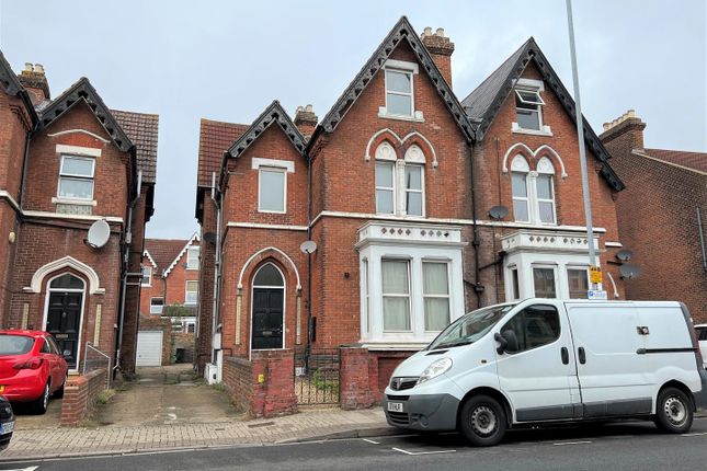 Flat to rent in Victoria Road North, Southsea