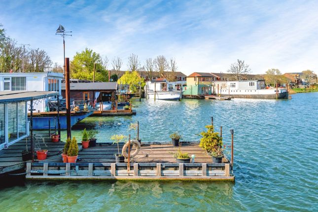 Shearwater Houseboat,, Pettinger Gardens, Hampshire photo 2