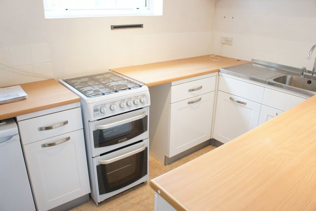 Flat to rent in Warwick Road, Redhill