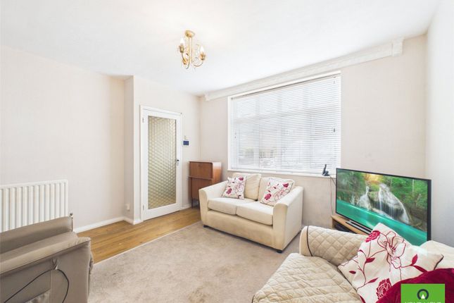 14, Tiverton Grove, Romford photo 4
