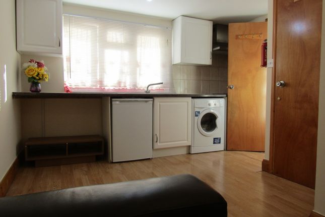 Studio to rent in Inwood Road, Hounslow