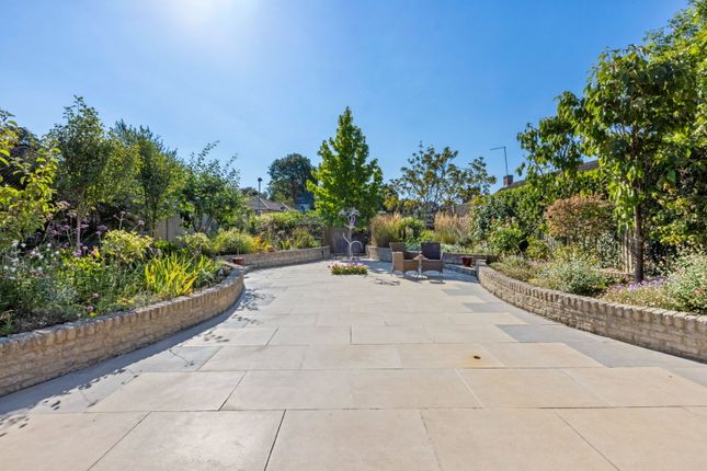 11, Lower Shott, Leatherhead photo 3