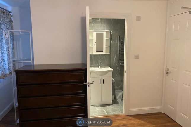 Room to rent in Etwell Place, Surbiton