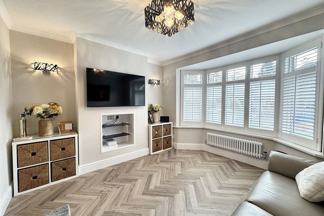 8 Lynton Crescent, Manchester photo 2