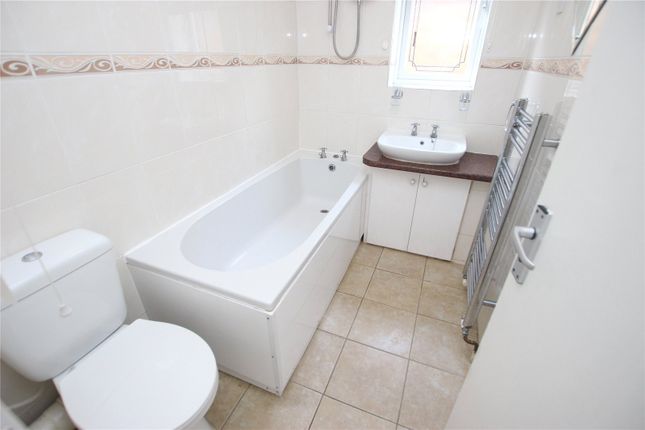 Detached house to rent in Ravenhill Way, Luton, Bedfordshire