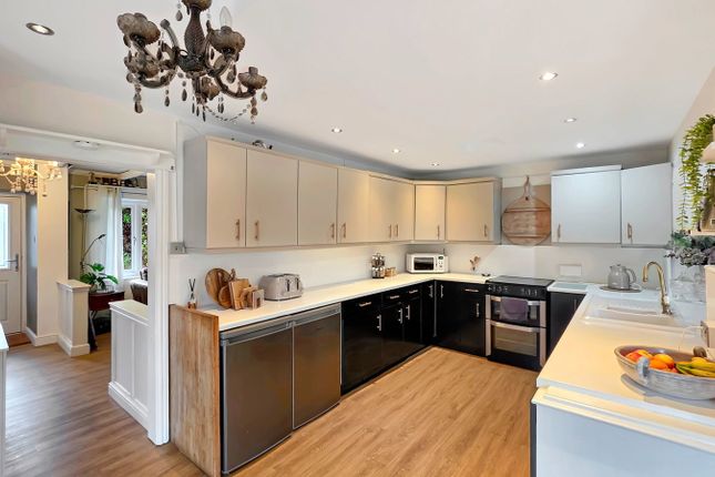 5, Victoria Close, Manchester photo 4