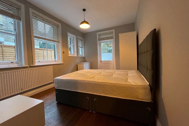 Flat to rent in Hackford Road, Oval, London