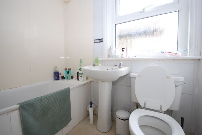 Thumbnail Property to rent in Hazelbourne Road, Clapham South