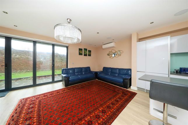 4, Southside Close, Uxbridge photo 4