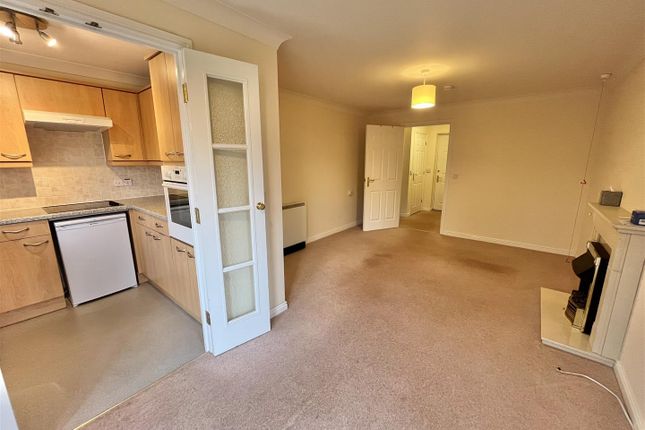 31 Ladybower Court, North Road, Glossop photo 4
