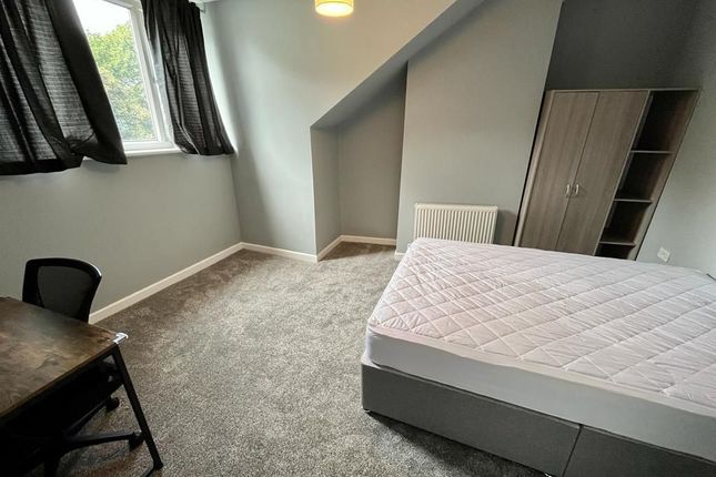 13 Knowle Avenue, Leeds photo 3