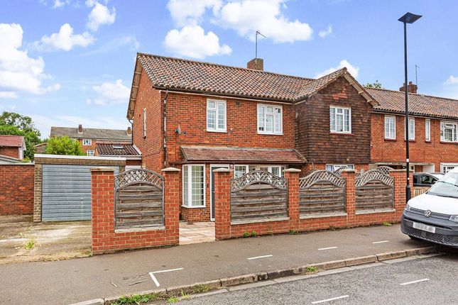 3 bed property for sale in Saxon Avenue, Feltham TW13