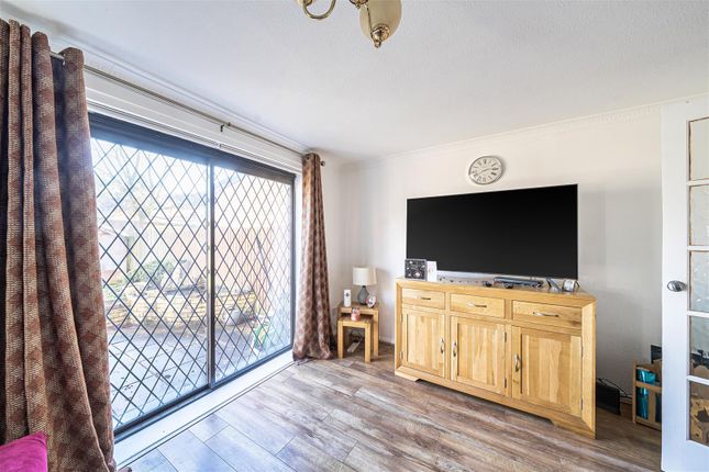 18, Warrens Shawe Lane, Edgware photo 4