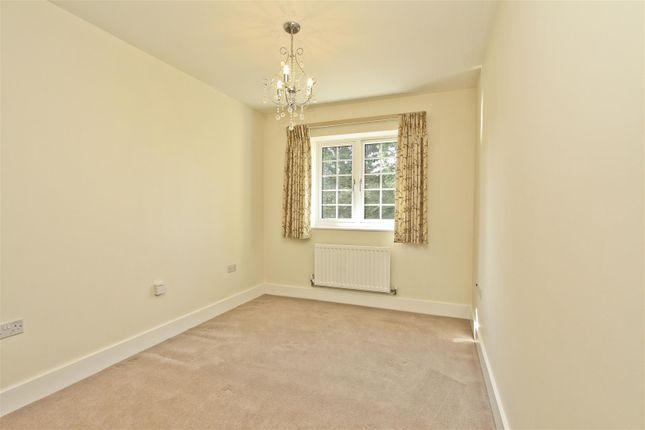 Flat for sale in Vine Lane, Hillingdon