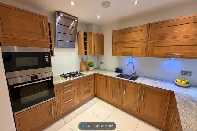Flat, Mellish St, London photo 5