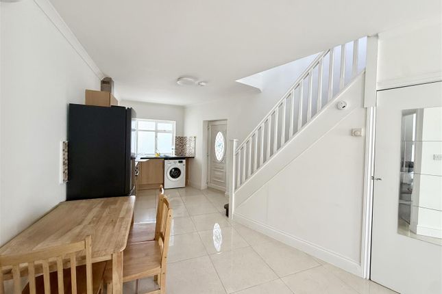 A, 14, Raynor Close, Southall photo 2