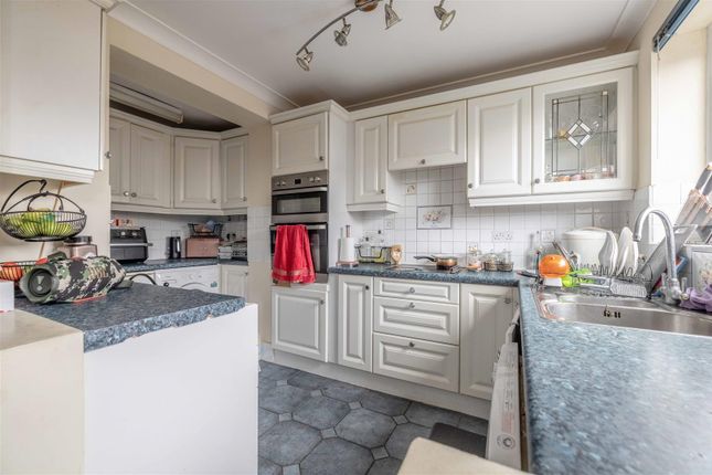 21, Stirling Close, Windsor photo 2