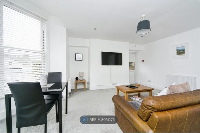 1-bed flat on Amlwch Flat, Llwynon Gardens, Llandudno, £895/mo