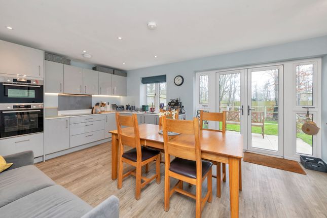 18 Challis Close, Cambridge photo 3