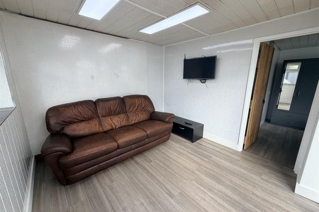 1C, Robin Close, Birmingham photo 2