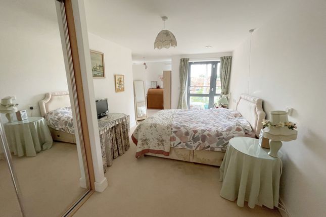 Flat for sale in Darkes Lane, Potters Bar