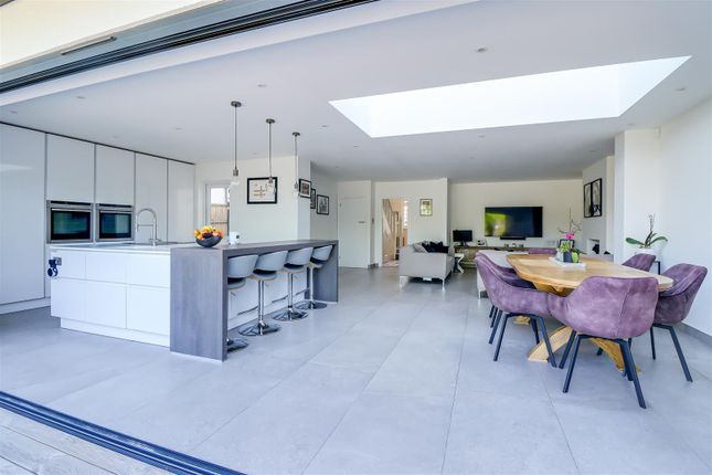 19, Wellstead Gardens, Westcliff-on-Sea photo 2