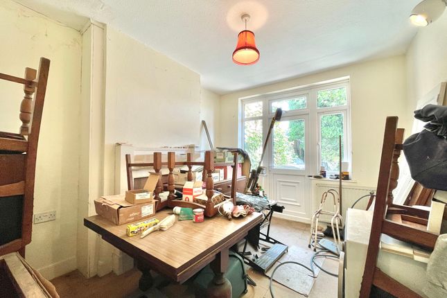 90 Winchester Avenue, London photo 3
