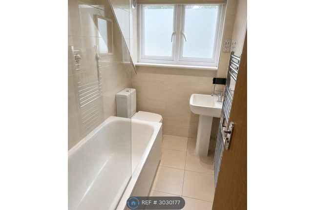 Flat, A Elgar Avenue, Surbiton photo 5