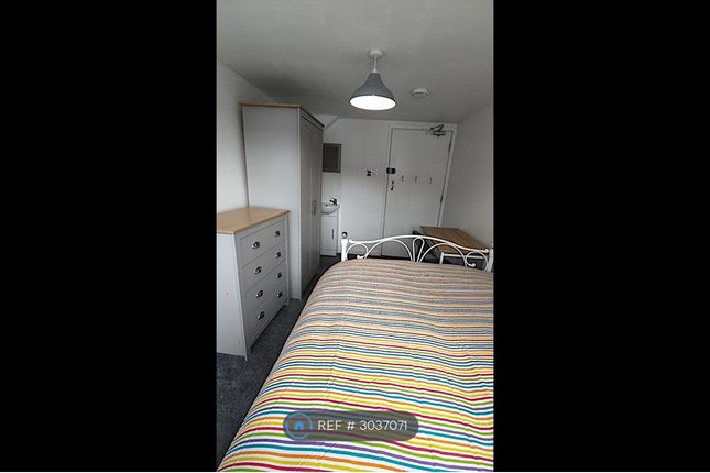Room   Dovedale Crescent, Crawley photo 3